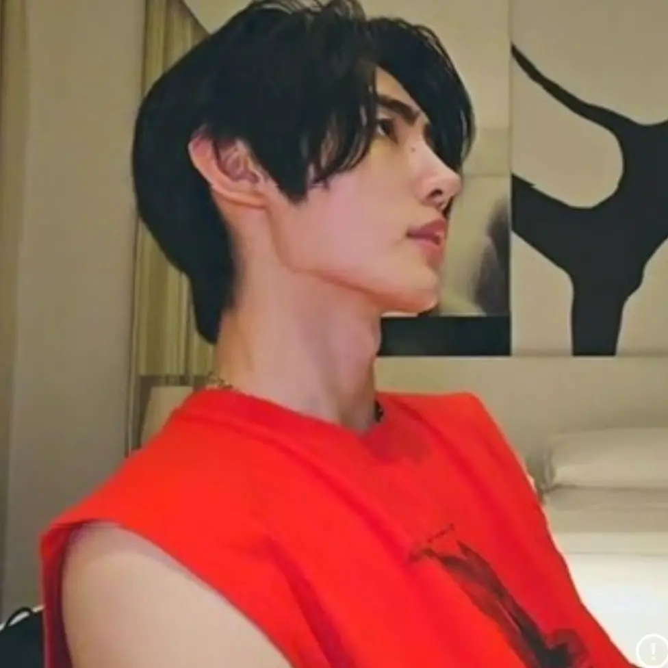 BusyTang7762의 Park sunghoon as your roommate.