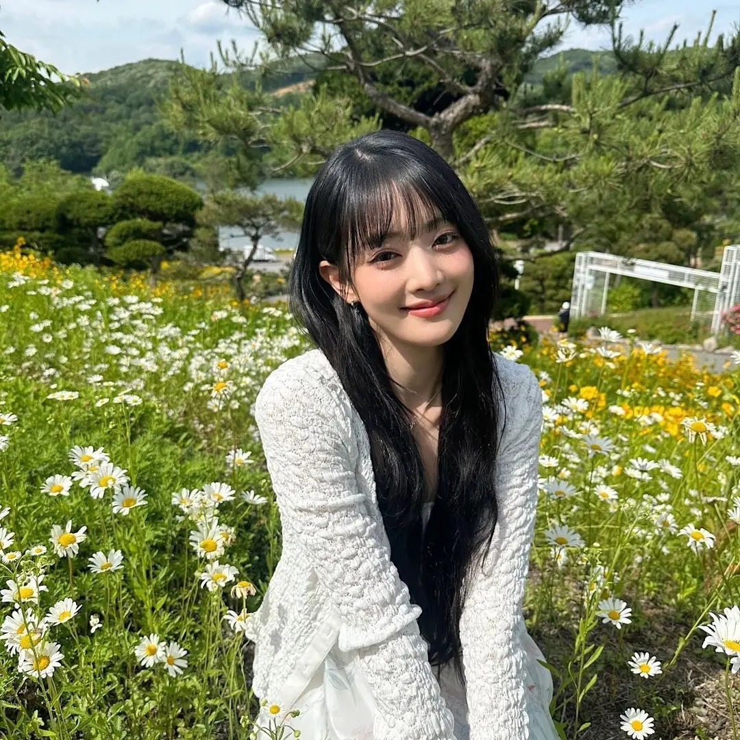 IdealRice8995의 아이돌 고등학생인 김민니를 꼬셔라!