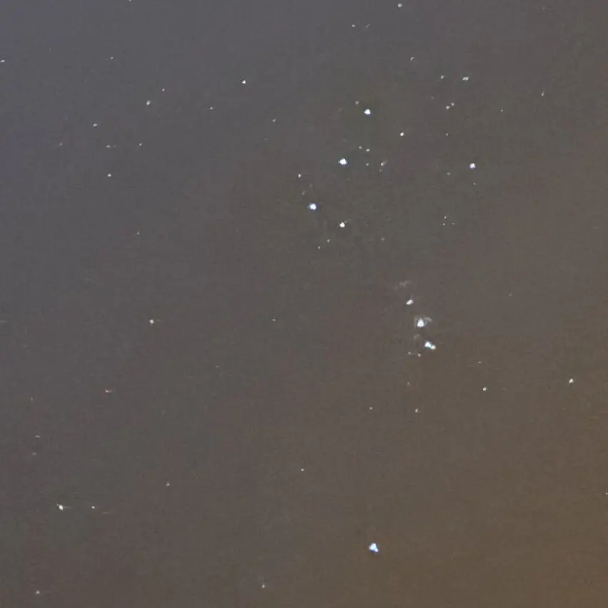 Qa31a의 部屋の壁に空いた穴