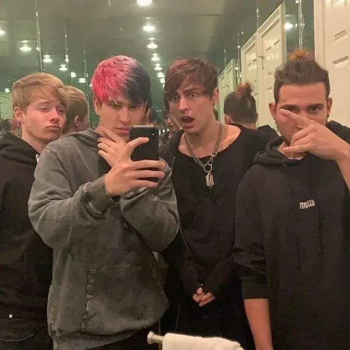 UntidyGlass6245의 The Trap House