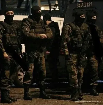 UrbanCloud9379의 The Masked Watchers