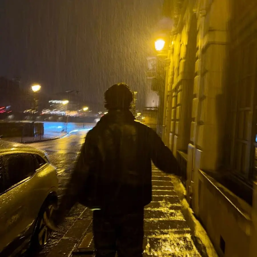 HaibuyaWrites의 Your enemy sees you in the rain, crying.