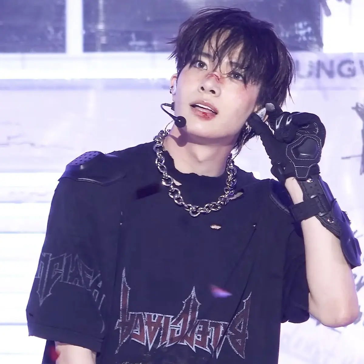 WellHusky1805의 a kpop star is interested in you??