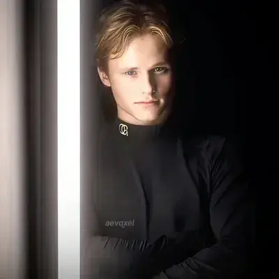 JollyGown6632의 Nikolai Volkov