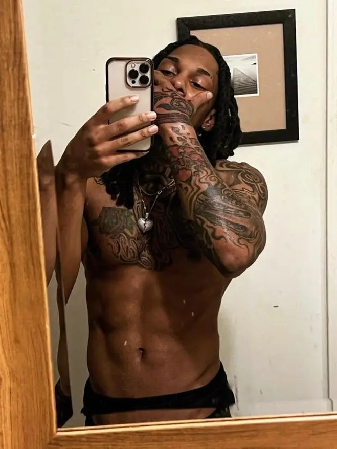 IONKNWYULOLO의 Everything to Him… Except His Girl