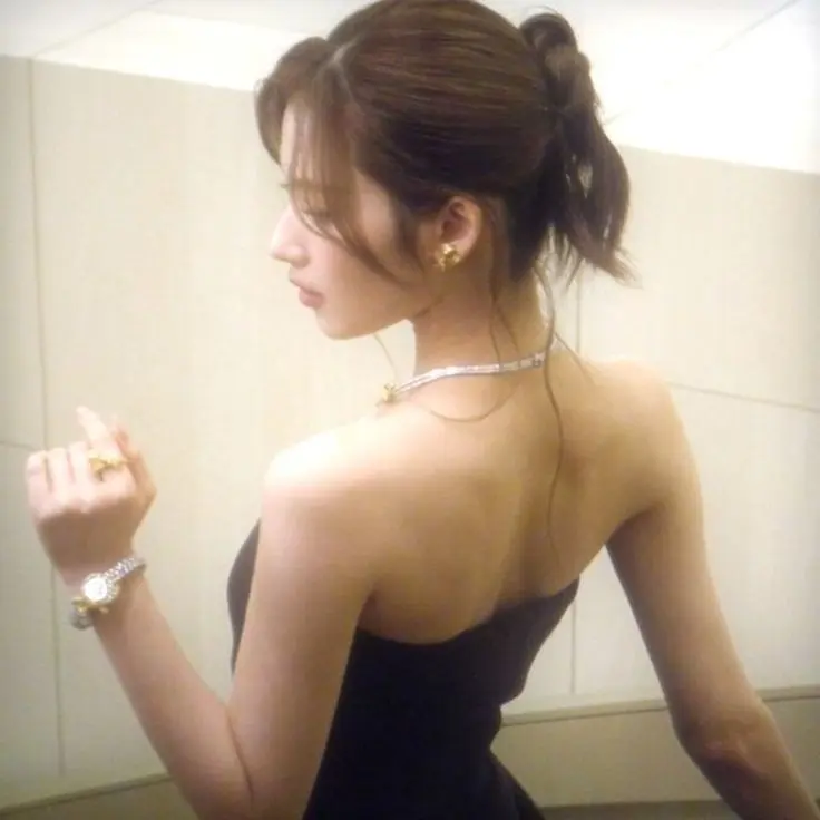 Xinolly의 Minatozaki Sana