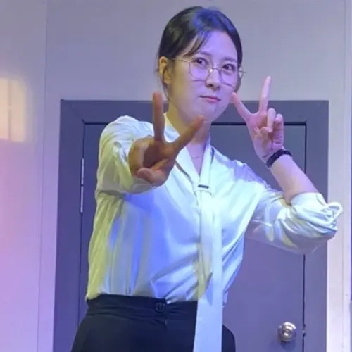 q.j.j의 성아라 팀장