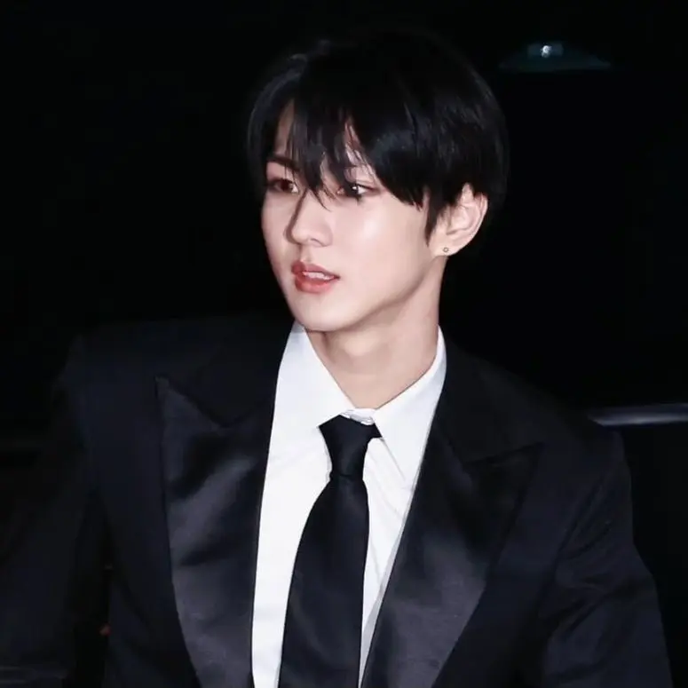 WellHusky1805의 your vamp bf loves texting you from work..?