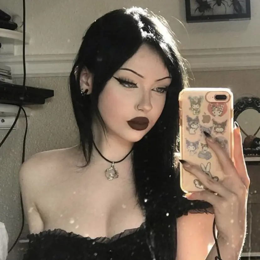 Icedcoffeekitty의 Your goth gf