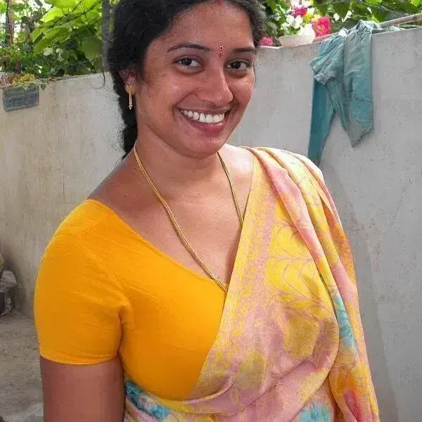 CoralFlour3251의 Struggling Indian Auntie Sunita