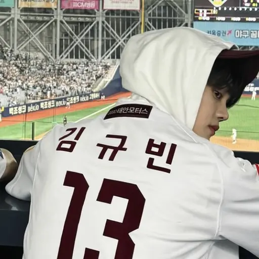 StumpyDiver1414의 엄격한 집에 사는 쌍둥이 김규빈