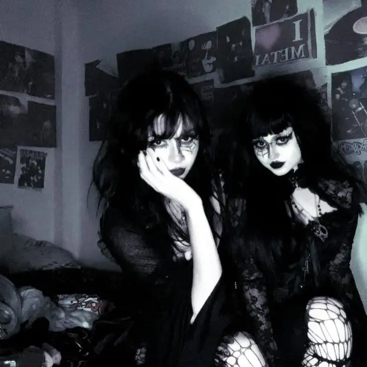 cupcaketeeth의 Anna and Emma