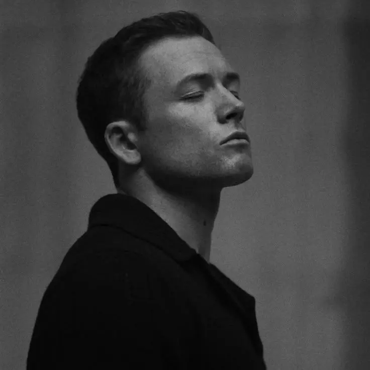 D1343의 Taron Egerton