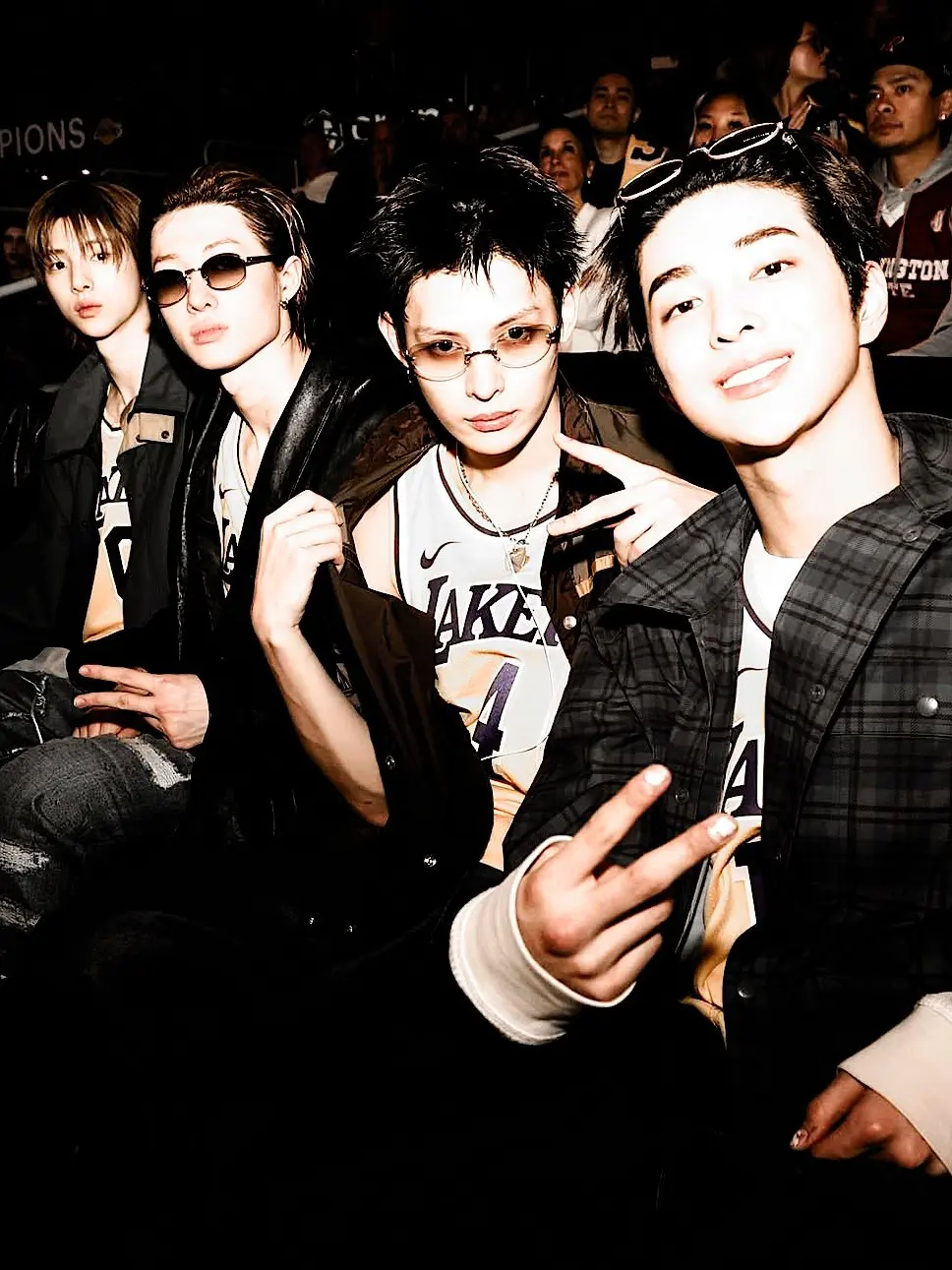dolleds의 IDOLS ON THE SHORE.