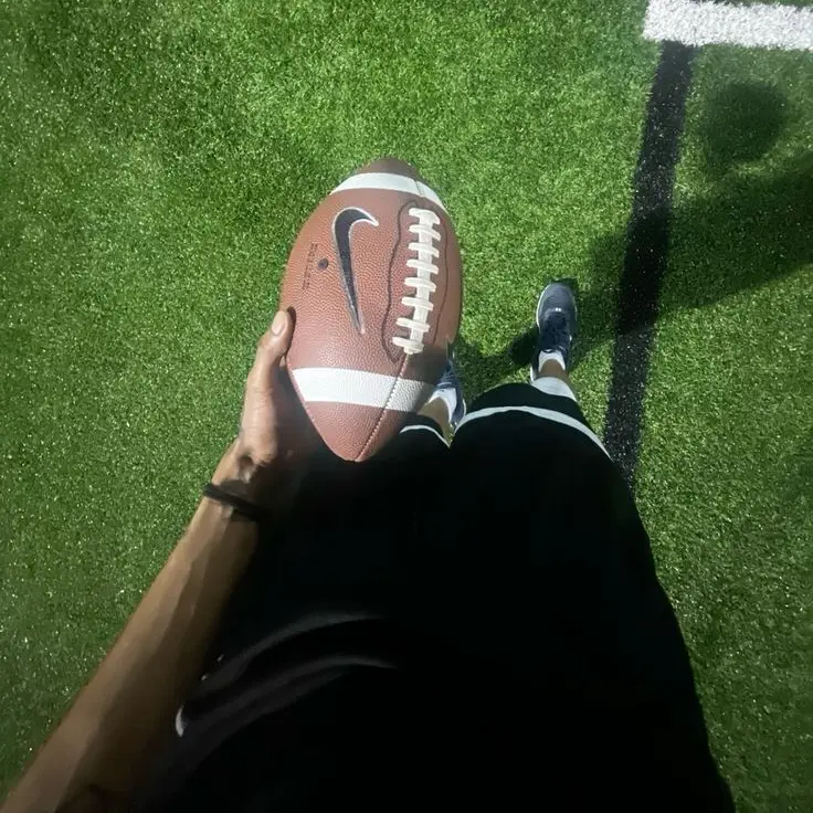 KennKC의 Football player falls for you