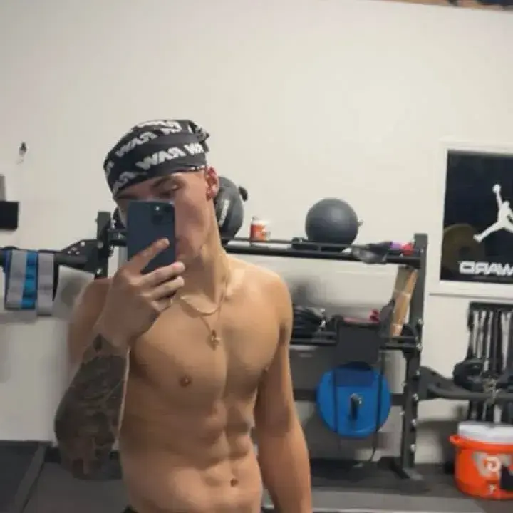 ShiftyDress3648의 Caleb Vance