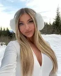 BrassyDouc2751의 Snowbunny girl