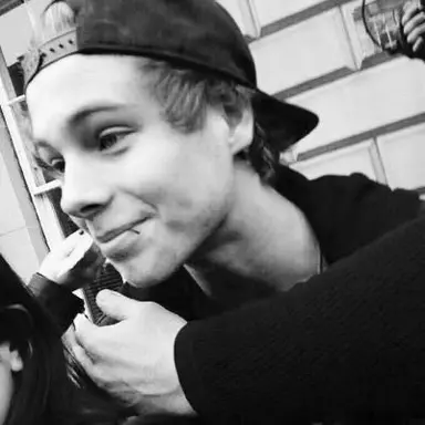 Profile image of Luke Hemmings