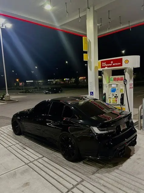 AcridWood3922의 Girl at The Gas Station