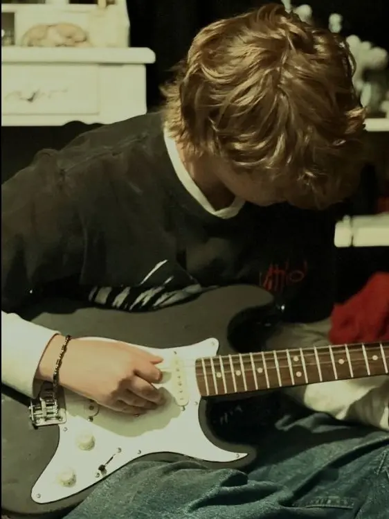 Idkrightnow의 Axel- the hot guitarist