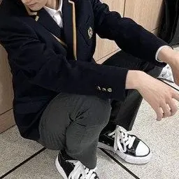 BleakBarb8193의 아이돌인 오빠가 내 졸업식에 왔다