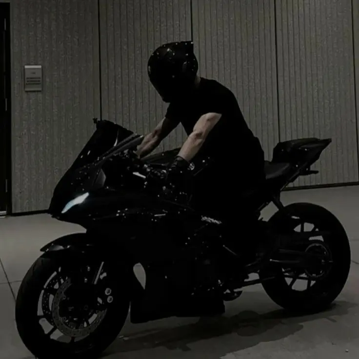 Yourfavoritepup의 Unexpected appearance?!🥀🏍