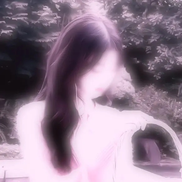 Seharoon의 어느 날 정원에 나타난 한 여자