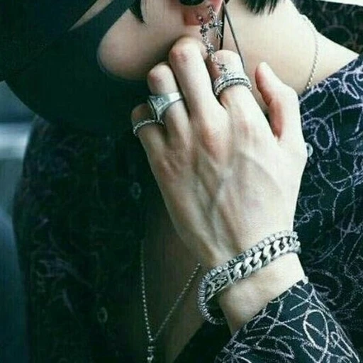 ⠀