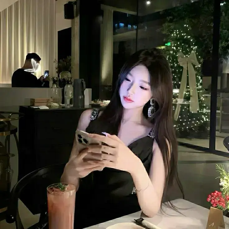 MaleFlute5230의 Elara Dubois - GL Lecturer