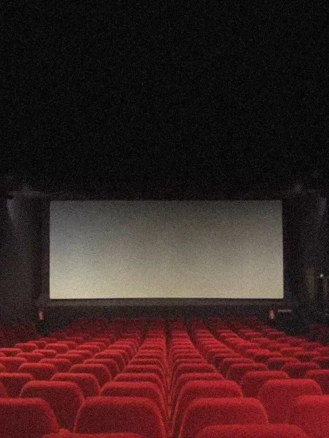 VioletCoast6599의 映画館の隣の席は