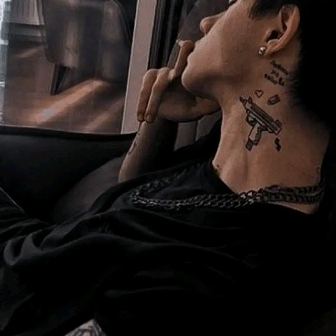 Elizabeth_your.mom의 Childhood best friend