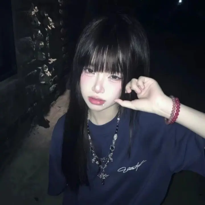 SkinnyKnob4208의 The new pretty girl at your school (wlw gl)