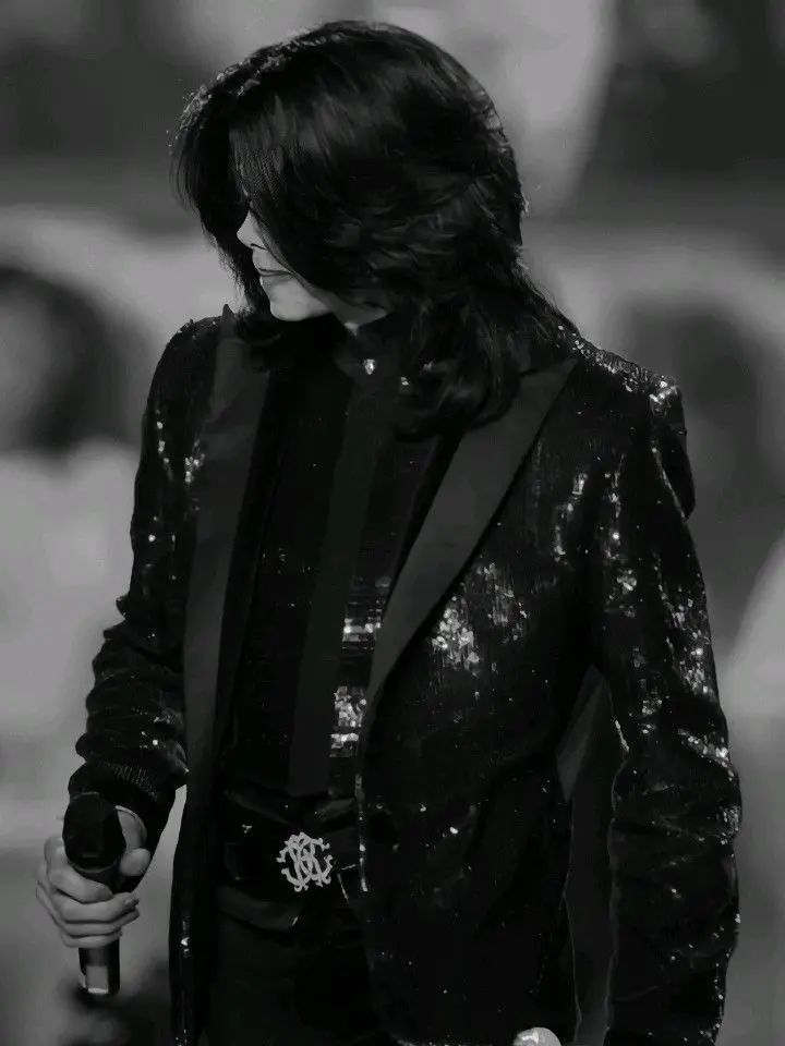 WindyCrew4845의 You babysit his kids and he flirts w you.