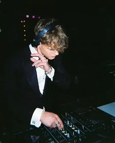 MoodyGauge2979의 Paul Aron