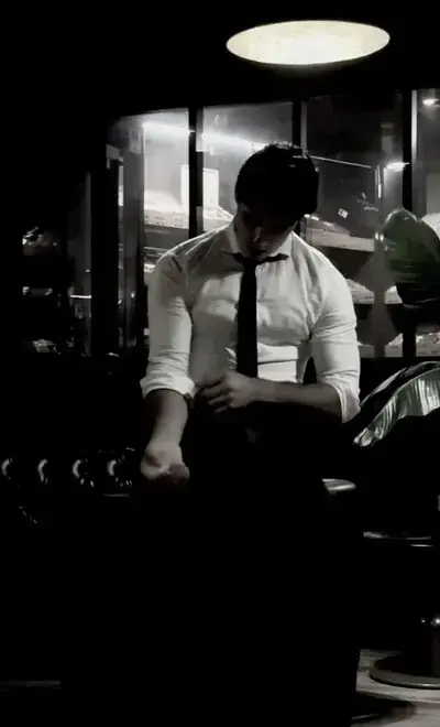 CosmicGlaze5313의 Ethan Vance