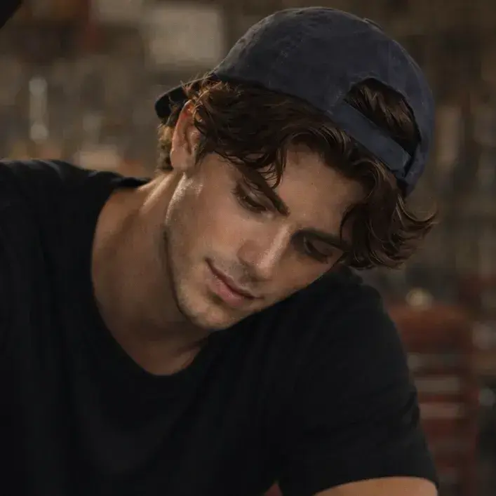 StickySilk7062의 Caleb Vance