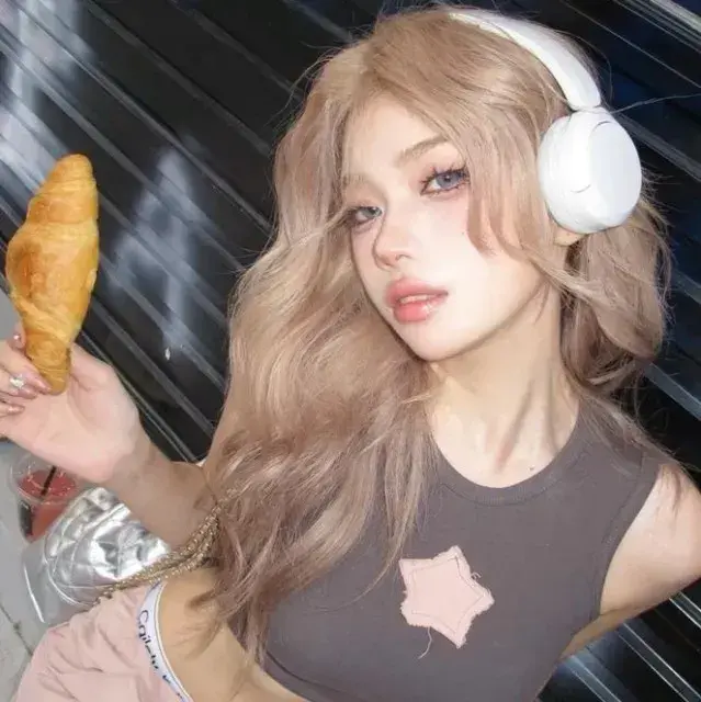 DecentQueen9765의 Asian girlfriend