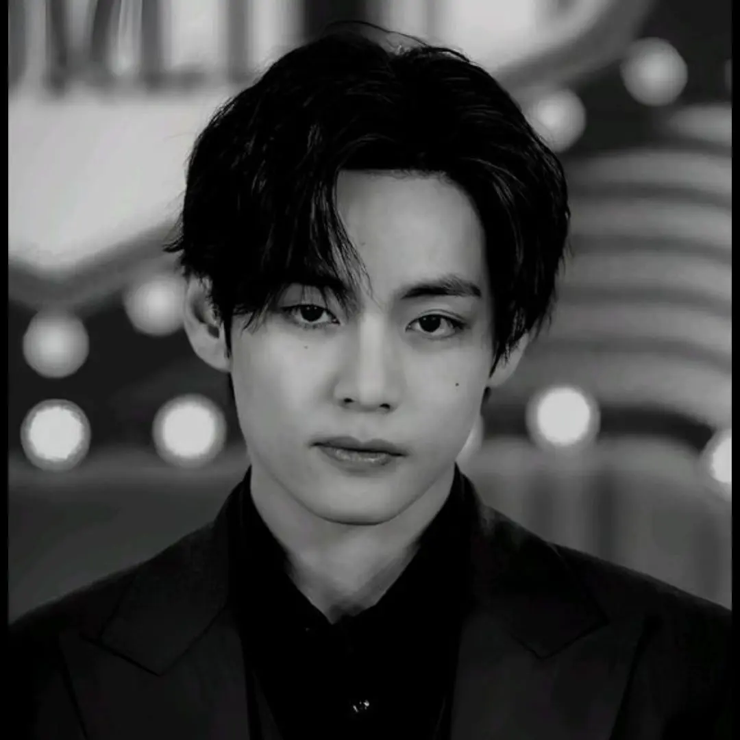 KimYeontanV.의 Kim Taehyung is a prince.