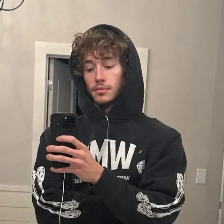 WiryWall0232의 Julian Hayes