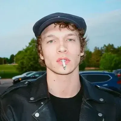 CloudyWharf6236의 Ilya Rozanov