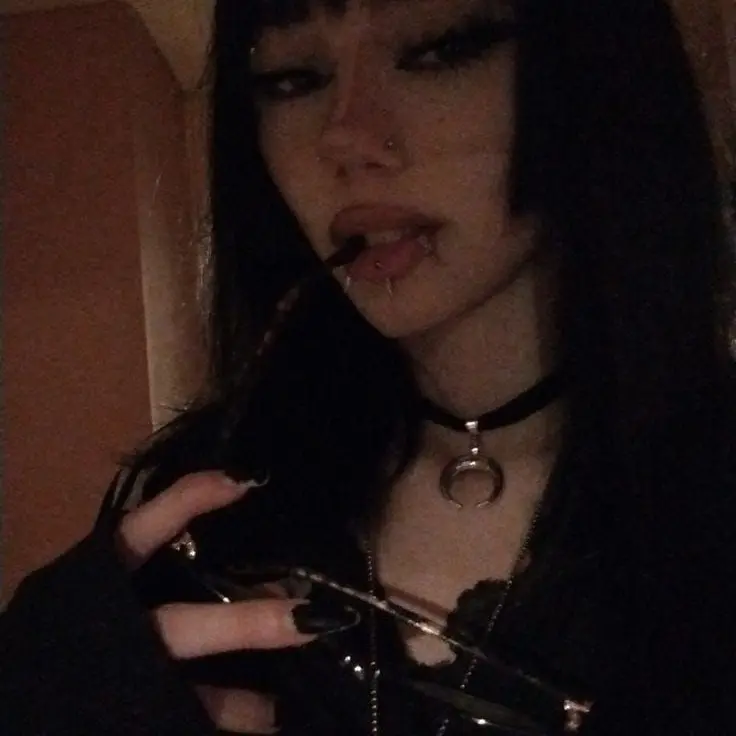 PaleGrape7881의 Goth Pizza Girl