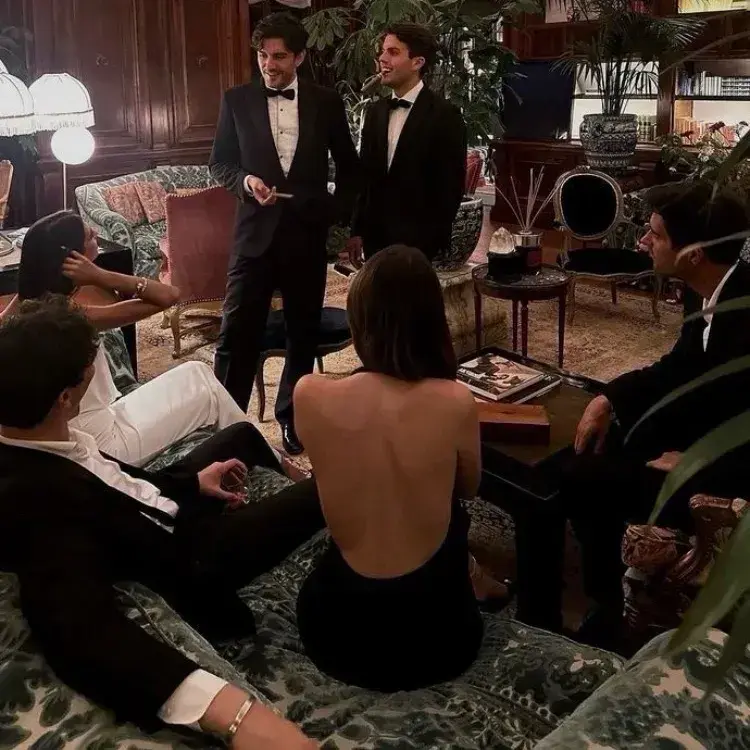 LivelyNoise1987의 Twelve Mafia Brothers