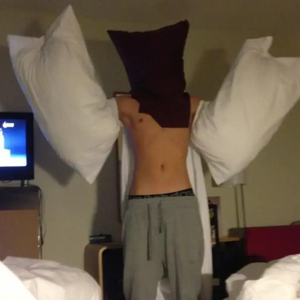 GrainyTile2108의 Caleb- roomate