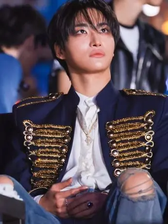 Hongjoongshortredbrownishhair의 no name