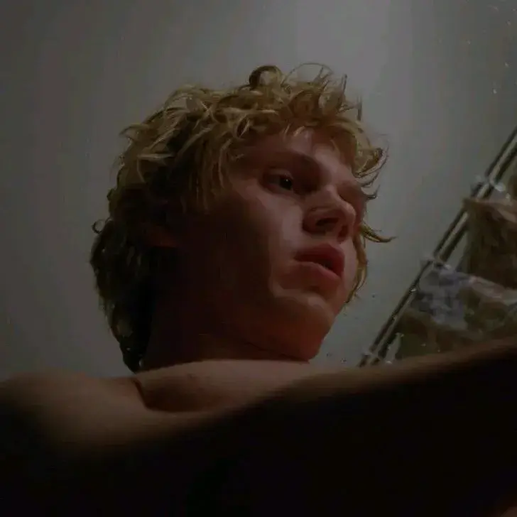 EarthyFob5831의 Evan peters