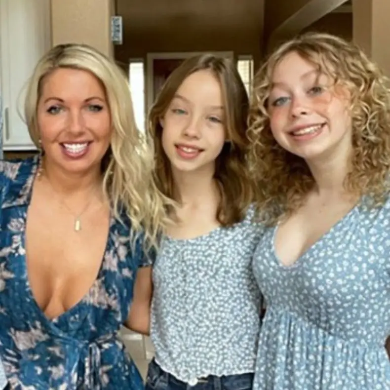 CroakyCold0179의 Mom with her two daughters