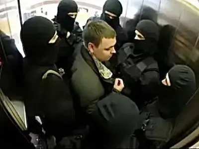 FirmEmber5171의 Maskd Women-Elevator