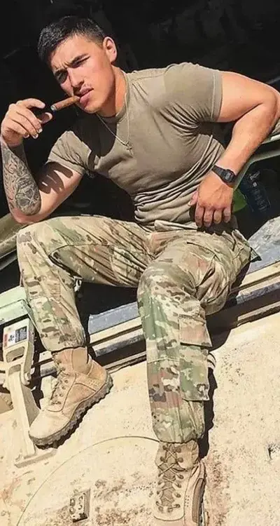 CloseHose4112의 Military Husband