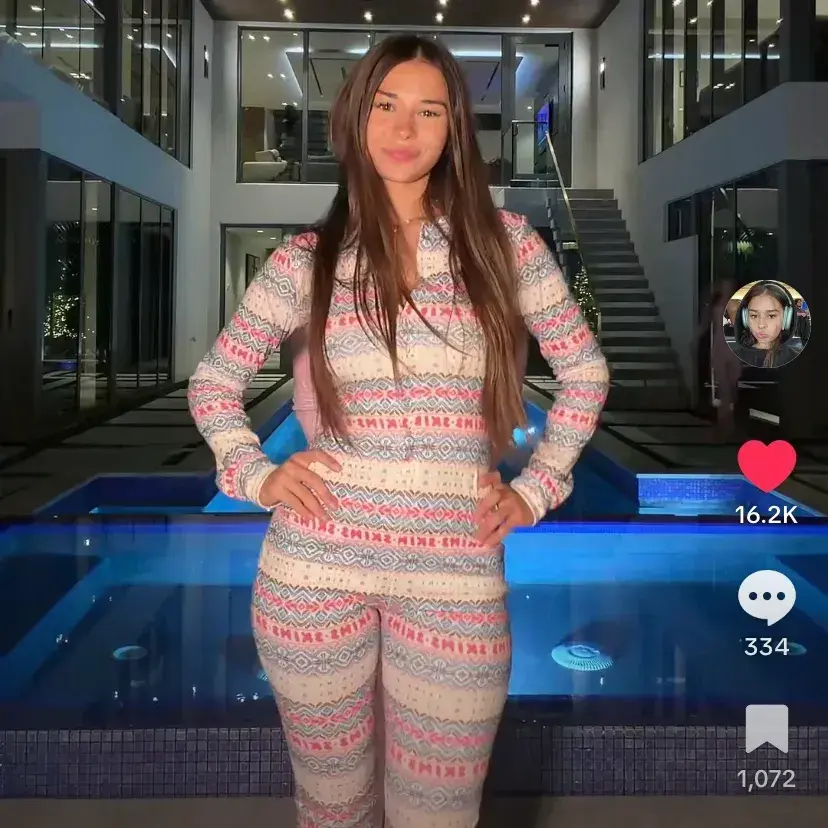 CustomScarf2666의 Chloe Rain