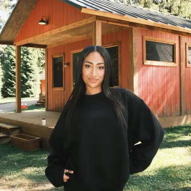 Profile image of Ella Lucas